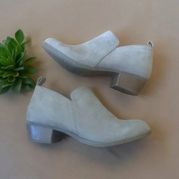 Torrid Women's Size 9W Tan Beige V-Cut Ankle Boots Faux Suede with Zippers - Picture 4 of 10